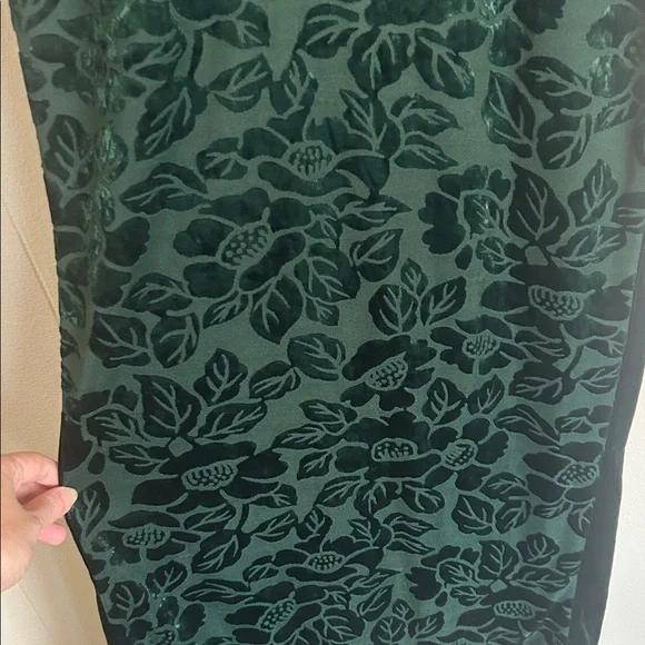 Beautiful vintage velvet emerald green dress with floral burnout pattern. - Picture 6 of 11